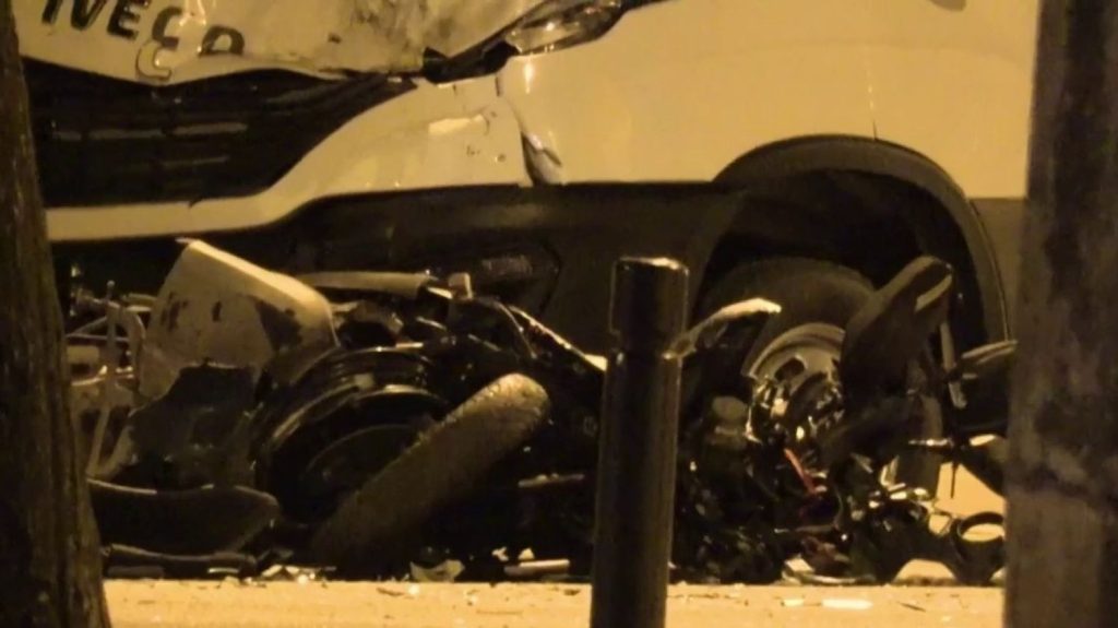 Seine-Saint-Denis : un mort après une collision entre un scooter et une voiture de police
          Après un refus d'obtempérer, un scooter est entré en collision avec une voiture de police, mercredi 13 mars dans la soirée. Son conducteur est décédé.