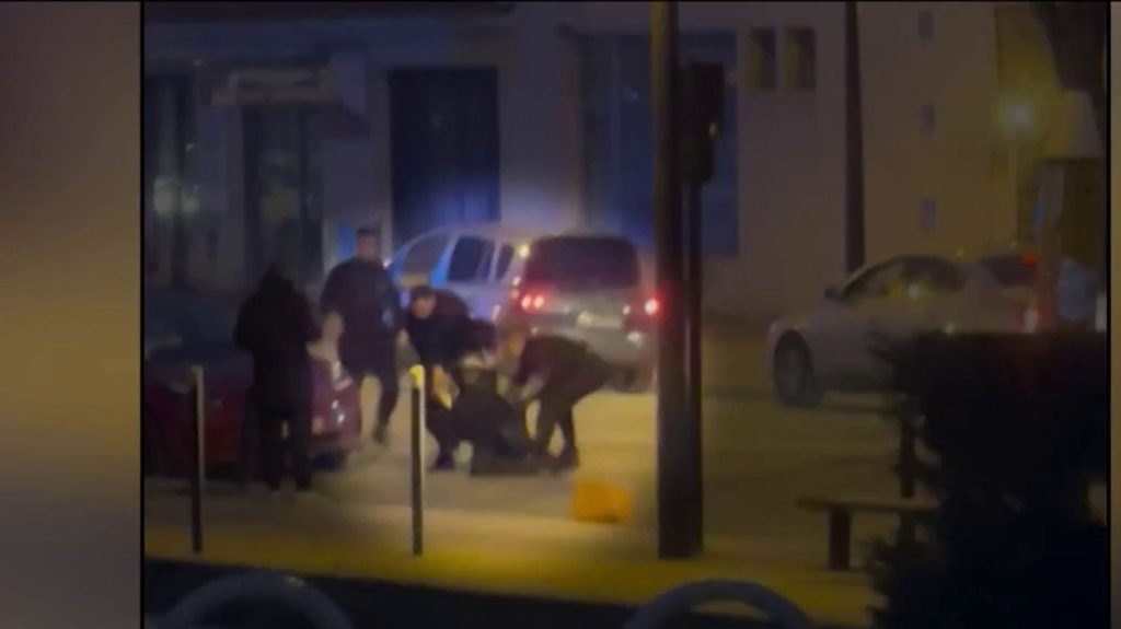 Seine-Saint-Denis : ce que montre la vidéo de la collision d’un scooter avec une voiture de la police
          France Télévisions s’est procuré les images de l’accident qui s’est produit à Aubervilliers, mercredi 13 mars. Un jeune homme a trouvé la mort après avoir été percuté par un véhicule de police.