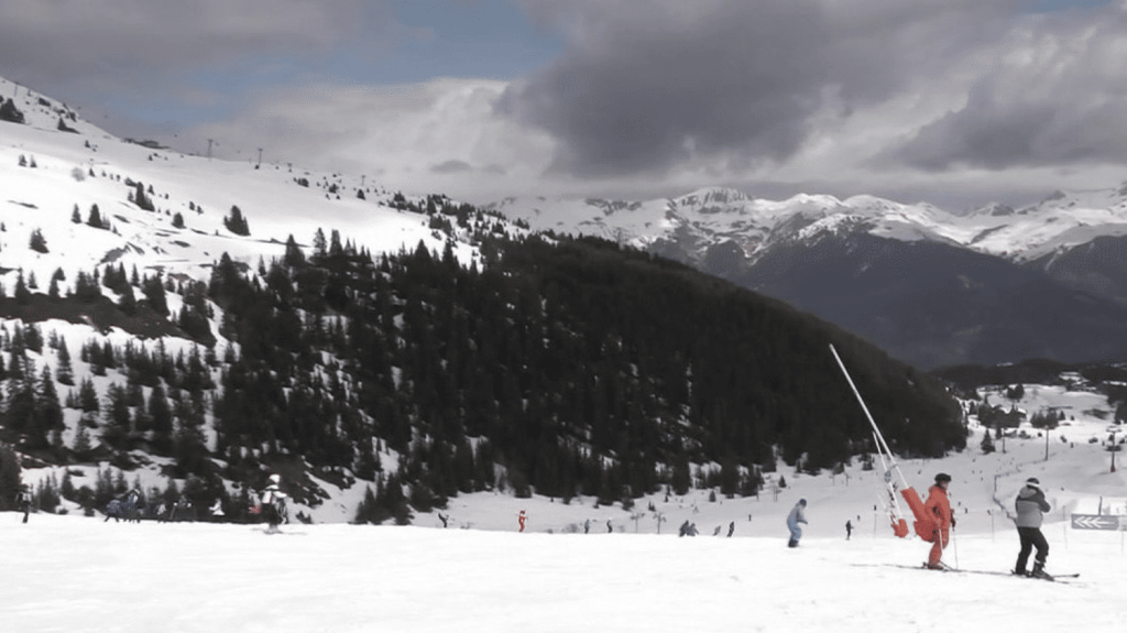 Sports d'hiver : concurrence déloyale sur les pistes de ski ?
          À Courchevel (Savoie), des moniteurs de ski, notamment italiens sont, selon leurs dires, pris pour cible. Leur présence provoquerait un sentiment de concurrence déloyale. Ils dénoncent des pressions et des agressions.