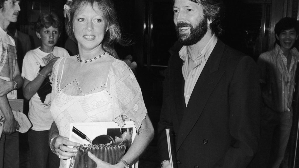 "J'étais très flattée" : Pattie Boyd vend aux enchères les courriers enflammés que lui écrivait Eric Clapton, alors qu'elle était en couple avec un "Beatles"
          L'ancienne mannequin, ex-épouse de George Harrison, le guitariste des Beatles, puis d'Eric Clapton, met en vente les lettres d'amour que ce dernier lui envoyait avant leur mariage.