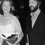 "J'étais très flattée" : Pattie Boyd vend aux enchères les courriers enflammés que lui écrivait Eric Clapton, alors qu'elle était en couple avec un "Beatles"
          L'ancienne mannequin, ex-épouse de George Harrison, le guitariste des Beatles, puis d'Eric Clapton, met en vente les lettres d'amour que ce dernier lui envoyait avant leur mariage.