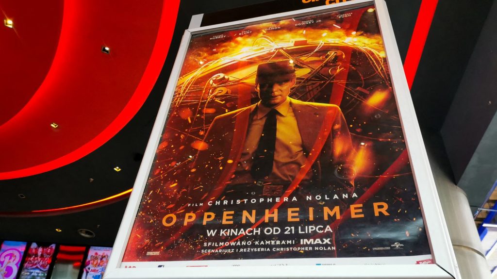 Pourquoi la sortie d'"Oppenheimer" au Japon est très critiquée
          Le film oscarisé de Christopher Nolan, qui raconte la création de la bombe atomique, est sorti en juillet 2023 aux Etats-Unis et en France, mais il n'est projeté dans les salles de cinéma japonaises qu'à partir de vendredi.