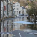 Crue de la Charente : à Saintes, des habitants les pieds dans l'eau pour la troisième fois en moins d'un an
          La Charente-Maritime est en vigilance orange aux crues depuis dimanche. Le pic est attendu vendredi.