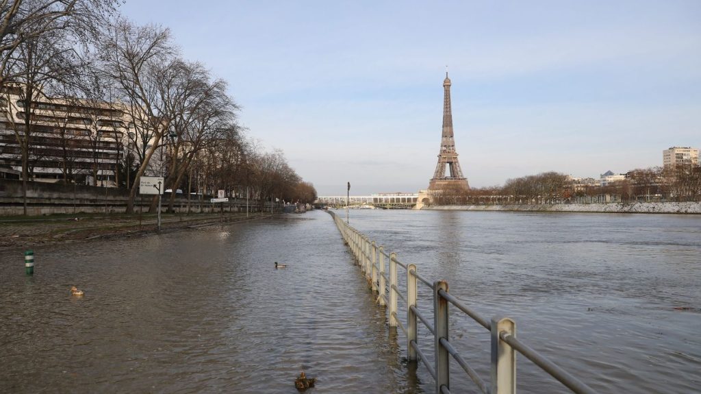 Paris : en crue, la couleur de la Seine vire au marron
          La Seine a pris des teintes marron ces derniers jours. Si la couleur n'est pas synonyme de saleté, à quelques mois des Jeux olympiques, le tableau est du plus mauvais effet et, surtout, le pari de s'y baigner est encore loin d'être gagné.