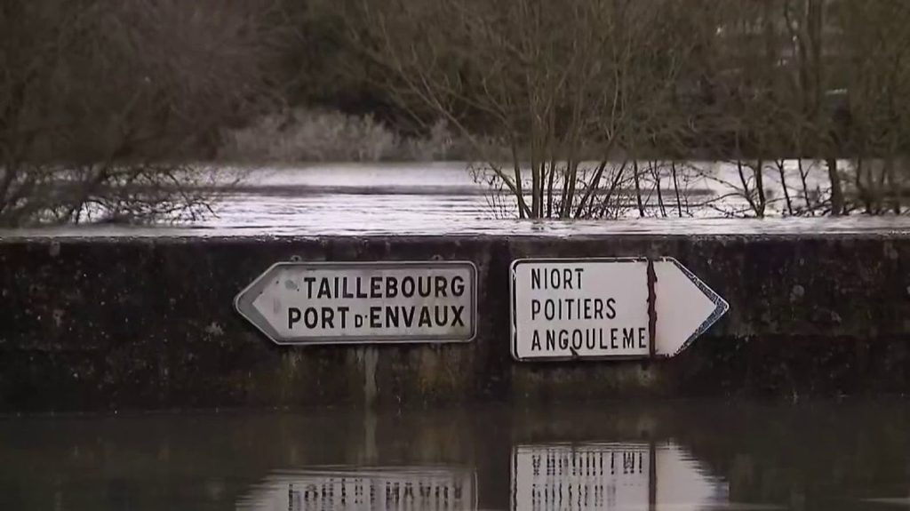 Crue de la Charente : à Saintes, les habitants vivent dans la crainte
          L'eau continue de monter à Saintes, en Charente-Maritime, mardi 5 mars. Des habitants, déjà éprouvés par les crues précédentes, redoutent de nouvelles inondations.