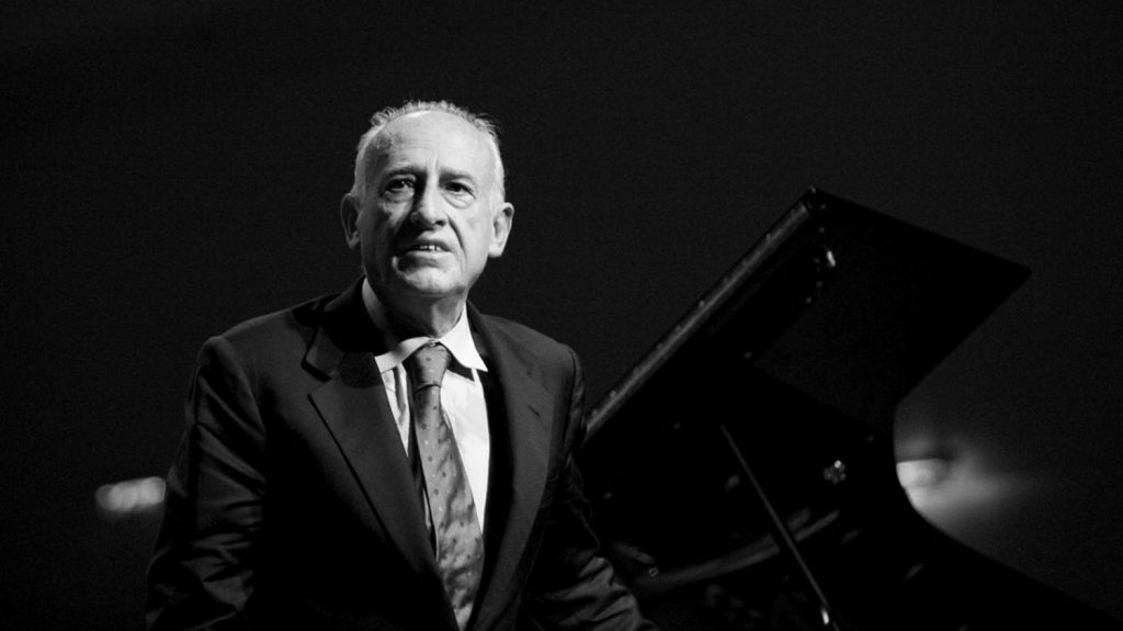 Le pianiste virtuose italien Maurizio Pollini est mort à 82 ans
          L'artiste avait annulé des concerts ces dernières années en raison d'une santé fragile.