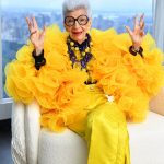 L'icône américaine Iris Apfel, "starlette gériatrique" de la mode, est morte à 102 ans
          Avec ses 2,9 millions d'abonnés sur Instagram, la centenaire assistait encore aux présentations des grands couturiers.