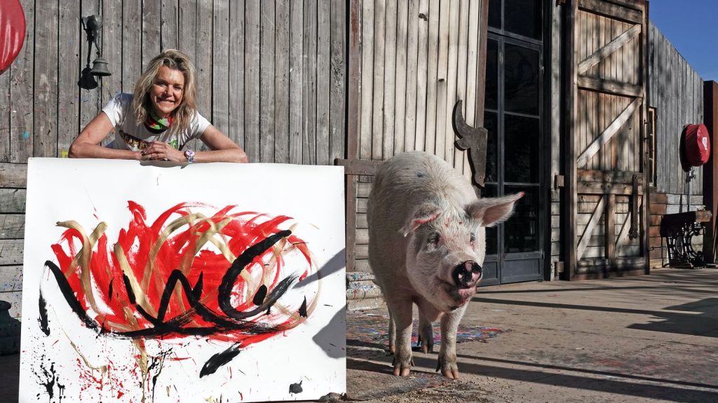 Pigcasso, un cochon qui peignait des tableaux, est mort
          Cette truie sud-africaine, sauvée de l'abattoir, a peint avec son groin plus de 400 œuvres, et a été exposée en Afrique du Sud mais aussi aux Pays-Bas, en Allemagne, au Royaume-Uni et même en Chine.