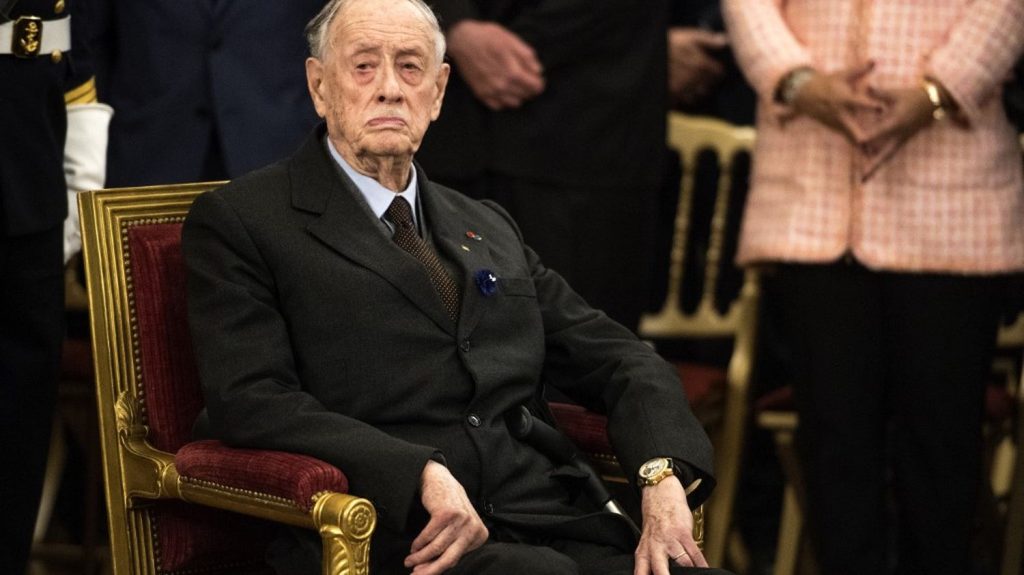 L'amiral Philippe de Gaulle, fils du général, est mort à l'âge de 102 ans
          Il était le dernier des trois enfants de Charles et Yvonne de Gaulle encore en vie.