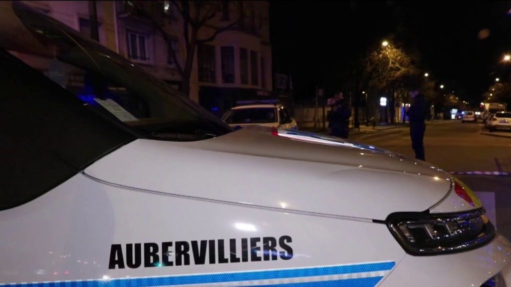 Seine-Saint-Denis : deux enquêtes ouvertes après la mort d'un jeune homme de 18 ans à la suite d'un refus d'obtempérer
          Dans la soirée du mercredi 13 mars, un jeune homme de 18 ans est mort après avoir été percuté sur son scooter par un véhicule de police à la suite d'un refus d'obtempérer, à Aubervilliers, en Seine-Saint-Denis.