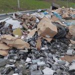 Environnement : une bretelle d'autoroute devenue une décharge à ciel ouvert
          Au nord de Paris, une bretelle d'autoroute est devenue une décharge sauvage. Au total, 450 tonnes de déchets s'entassent sur plusieurs centaines de mètres.