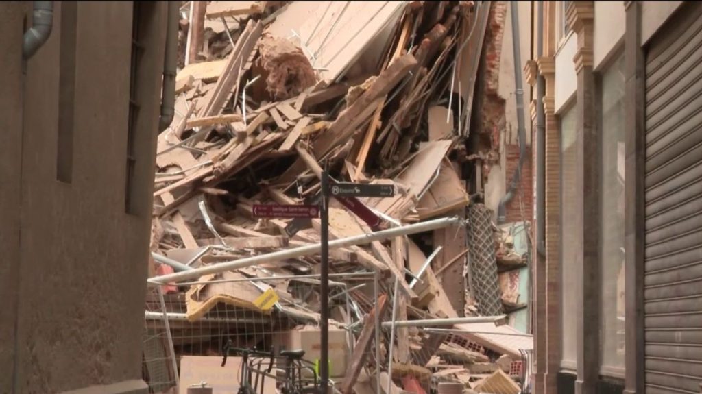 Toulouse : un immeuble de trois étages s'est effondré dans la nuit du 8 au 9 mars
          Un immeuble de trois étages s'est effondré dans la nuit du vendredi 8 au samedi 9 mars, à Toulouse, en Haute-Garonne. Aucune victime n'est à déplorer car le lieu avait été évacué par précaution.