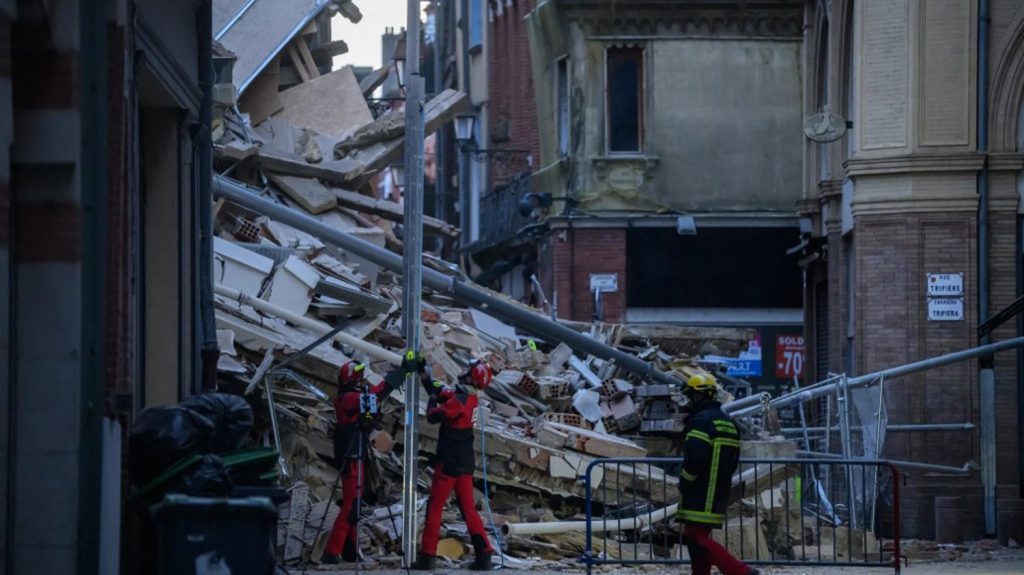 Vidéo



  

  
  

      

  

  
    Immeuble effondré à Toulouse : des recherches en cours dans un bâtiment déjà évacué
          Une cinquantaine de sapeurs-pompiers sont sur place, accompagnés d'équipes cynophiles, pour s'assurer qu'aucune victime n'est piégée dans les décombres d'un bâtiment, qui avait été préalablement vidé de ses occupants.