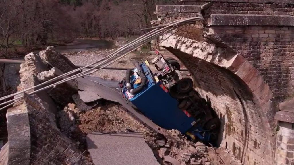 Vidéo



  

  
  

      

  

  
    Effondrement d'un pont dans le Gard : les édifices français sont-ils fragiles ?
          Alors qu'un pont situé dans le Gard s'est effondré lundi 18 mars lors du passage d'un camion, l'état de nombreux édifices français pose question.