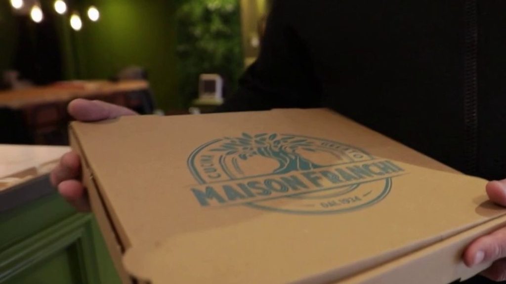 Environnement : les emballages plastiques vont disparaitre des restaurants
          Boîtes à pizza, dosettes individuelles de sauce… Plusieurs emballages utilisés dans la restauration vont être interdits.