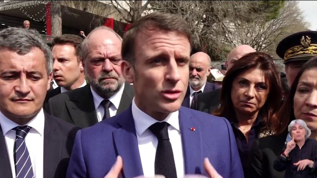 Marseille : Emmanuel Macron annonce les contours de son nouveau dispositif contre le narcotrafic
          Au lendemain du lancement de sa nouvelle opération de lutte anti-drogues du gouvernement, le chef de l'État s'est rendu, mardi 19 mars, dans les quartiers-nord de Marseille pour un déplacement surprise à la rencontre des habitants.