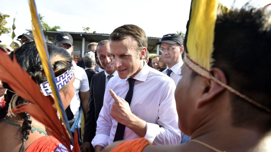 Gangs venus du Brésil, autonomie territoriale et "rayonnement"... En Guyane, Emmanuel Macron veut faire oublier son dernier passage
          Sept ans après une visite restée dans les mémoires des habitants, le chef de l'Etat est attendu pour moins de 48 heures dans le deuxième territoire le plus pauvre de France, après Mayotte.