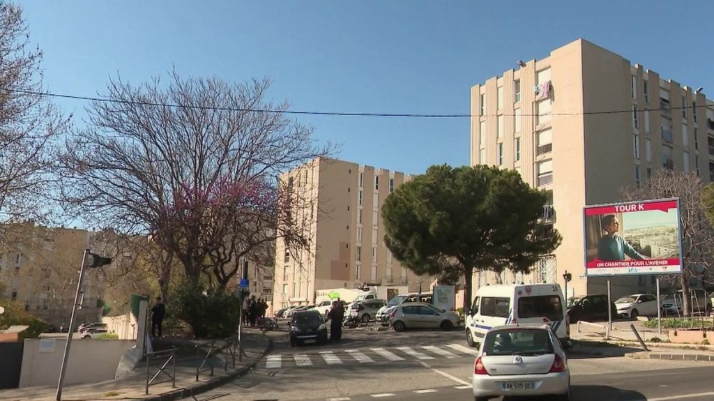 Trafic de drogue : Emmanuel Macron à Marseille pour le lancement de l'opération "place nette XXL"
          C'est en personne que le président de la République est venu présenter l'opération antidrogue baptisée "place nette XXL" à Marseille (Bouches-du-Rhône), mardi 19 mars.