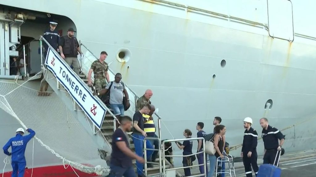 Crise en Haïti : 250 ressortissants étrangers ont été évacués
          En proie à la guerre des gangs et au chaos, près de 250 ressortissants français et étrangers ont été évacués d'Haïti à bord de navires de l'armée française.