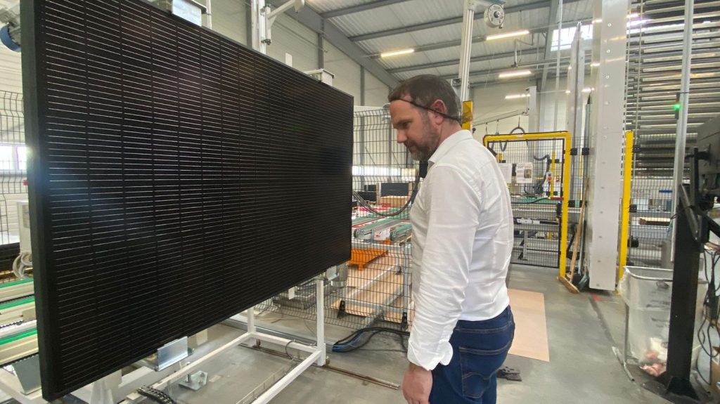 Panneaux solaires : les fabricants français en difficulté face à la concurrence chinoise
          La société Systovi, l'un des deux derniers fabricants qui assemblent des panneaux en France, près de Nantes, cherche un repreneur.