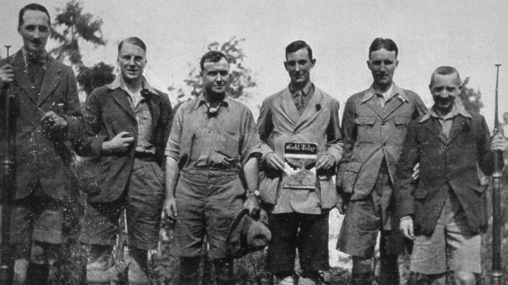 Les alpinistes britanniques Andrew Irvine (2e à gauche), George Mallory (tenant le magazine 'World Today) et Edward Felix Norton (à droite de Mallory) avant l'expédition britannique de l'Everest de 1924, au Tibet. (API / GAMMA-RAPHO VIA GETTY IMAGES)