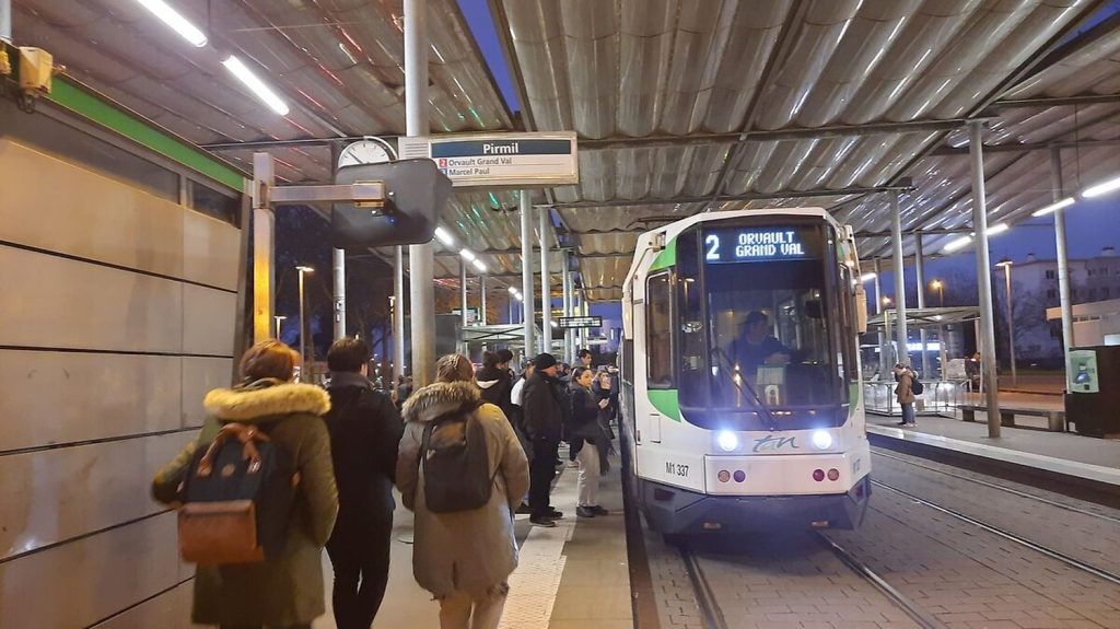 Nantes : grève des conducteurs de bus et tramways après des violences
          Ce week-end a été marqué par plusieurs actes de violences contre les transports en commun de la ville.
