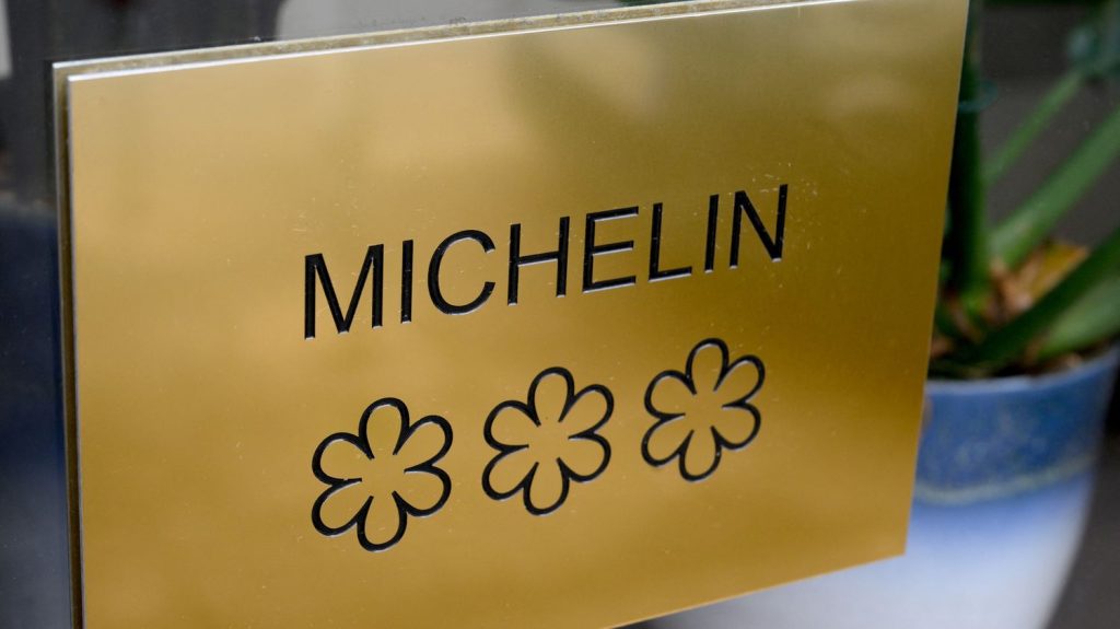 Expliquez-nous les étoiles du guide Michelin
          Les étoiles du guide Michelin qui récompensent les meilleurs restaurants français sont décernées lundi. L'occasion de revenir sur la manière dont fonctionne ce guide qui existe depuis 1900.