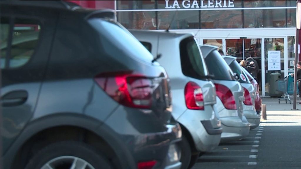 Aveyron : un homme poignardé à mort après une altercation sur un parking
          À Onet-le-Château (Aveyron), un homme de 45 ans a été tué d’un coup de couteau samedi 16 mars. Une simple altercation sur le parking d’un supermarché aurait mené à l'événement, qui s’est déroulé devant la femme et l’enfant de la victime.