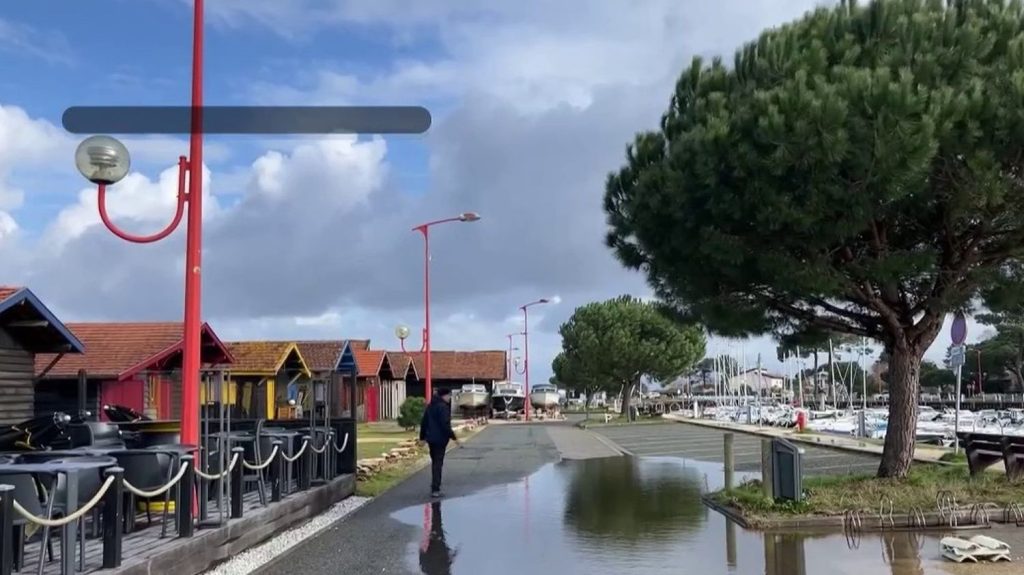 Grandes marées : des inondations à Bordeaux
          Placée en vigilance orange crue et vagues submersion, lundi 11 mars, par Météo France, la Gironde a été touchée par les intempéries, à l’image de Bordeaux. Plusieurs routes ont été inondées dans la ville.