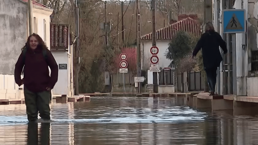 Inondations en Charente-Maritime : le quotidien des habitants de Saintes chamboulé
          À Saintes, en Charente-Maritime, les inondations se poursuivent, jeudi 7 mars, et le quotidien des habitants est chamboulé. Le niveau de la Charente devrait atteindre son pic samedi.