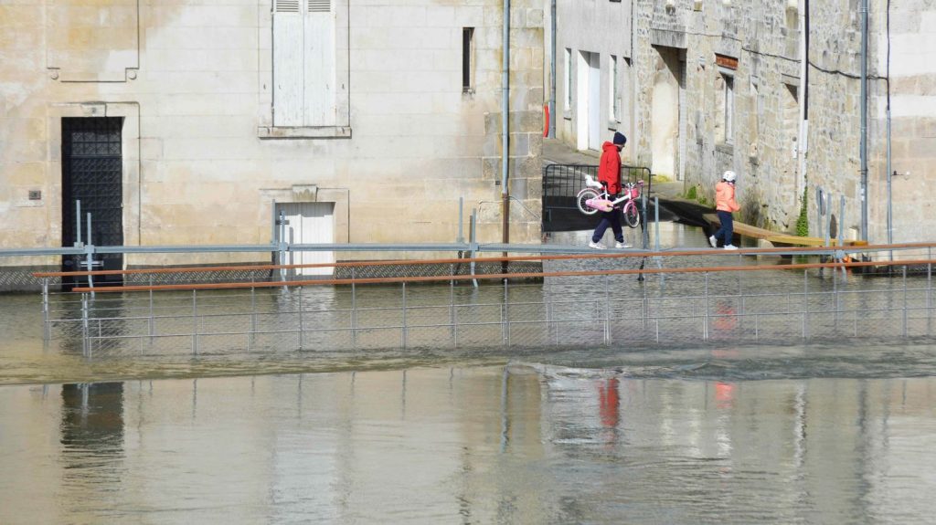 Crue de la Charente : la ville de Saintes inondée pour la troisième fois en quelques mois
          Après le Pas-de-Calais et la Gironde, c’est la Charente-Maritime qui est en alerte orange. La ville de Saintes a les pieds dans l’eau pour la troisième fois en quelques mois.