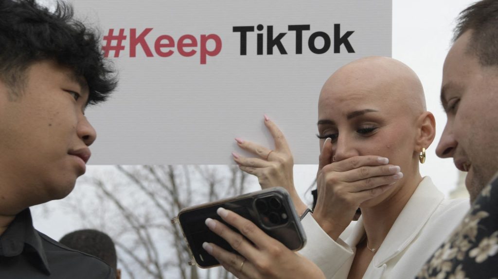 Pour les influenceurs, une interdiction de TikTok aux Etats-Unis ferait "du mal à beaucoup de gens"
          Le projet de loi visant à interdire TikTok sur le sol américain a été adopté mercredi 13 mars par la Chambre des représentants aux États-Unis. Une décision qui inquiète les utilisateurs du réseau social chinois.