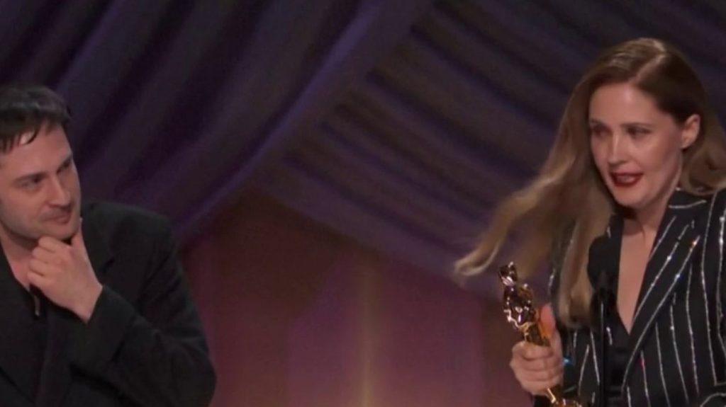 Oscars 2024 : le succès continue pour Justine Triet
          Le succès continue pour "Anatomie d'une chute" et sa réalisatrice Justine Triet. La Française a de nouveau été récompensée durant la cérémonie des Oscars, qui s'est tenue dans la nuit du dimanche 10 au lundi 11 mars.