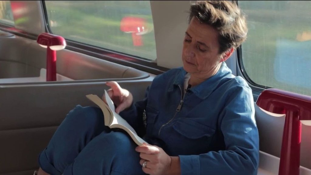 La lecture au fil des rails : que lisent les passagers dans les trains ?
          Vendredi 15 mars, la journaliste Anne-Marie Revol est allée à la rencontre des passagers d’un train pour connaître leur lecture au fil des rails.