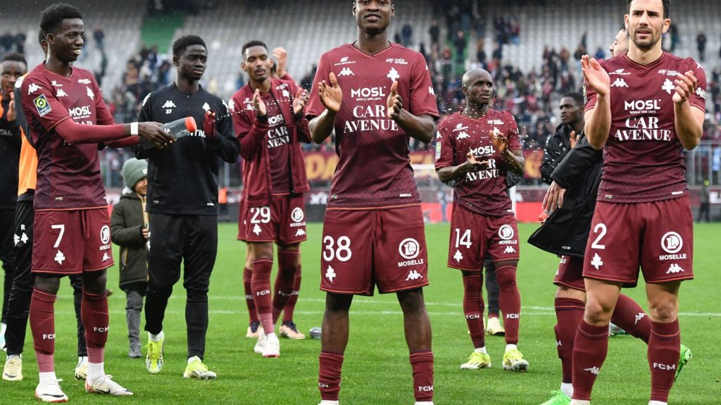 Lutte contre le racisme : les joueurs du FC Metz porteront des maillots qui racontent leur "histoire migratoire familiale" avant le match de samedi
          Ils l'arboreront lors de l'échauffement, avant le match contre l'AS Monaco, dans le cadre de la 27ème journée de Ligue 1, justement consacrée à la lutte contre le racisme dans les stades.