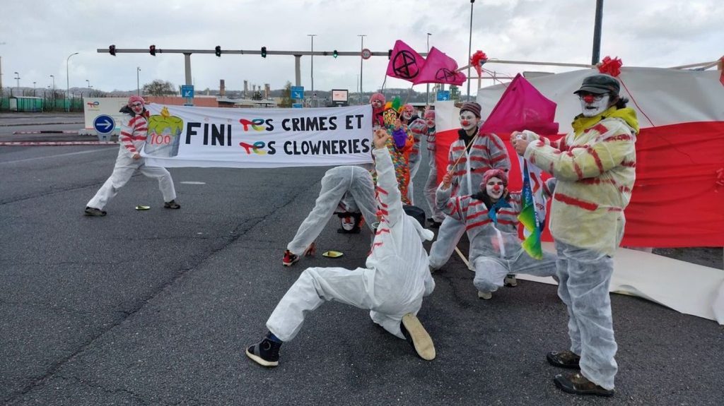 Total : des manifestants d'Extinction Rébellion devant la raffinerie du Havre
          Les militants du mouvement écologiste se sont rassemblés à l'occasion des 100 ans du groupe pétrolier.