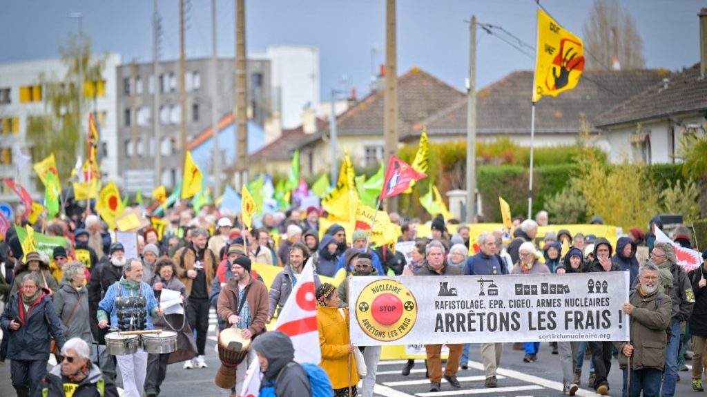 Nucléaire : plus de 700 personnes manifestent à Caen contre le démarrage de l'EPR de Flamanville
          Le cortège réunissait des associations antinucléaires, des syndicats agricoles ou encore des partis politiques.