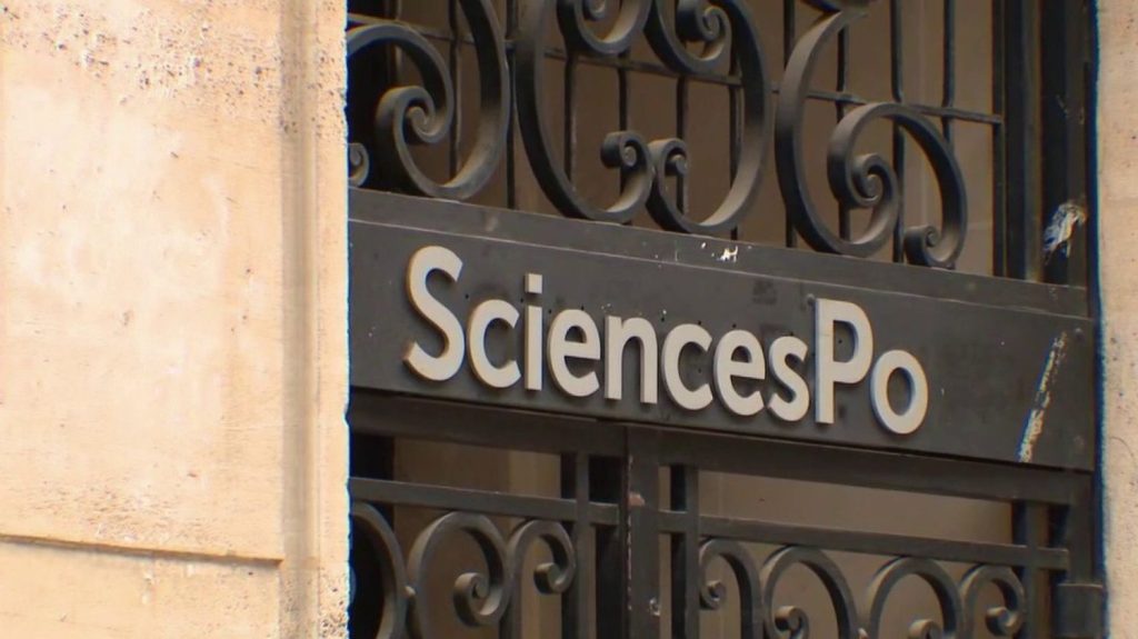 Sciences Po Paris : polémique autour d'une manifestation pro-palestinienne
          Lors d'une mobilisation en soutien à la Palestine à Sciences Po Paris, mardi 12 mars, une étudiante juive a été empêchée d'entrer dans un amphithéâtre.