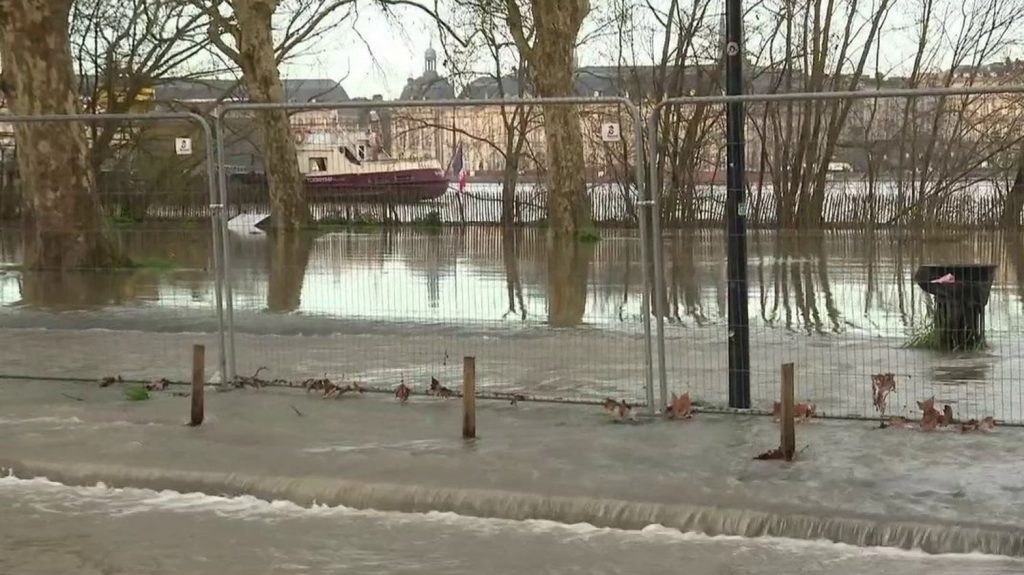 Gironde : les fortes marées ont fait déborder la Garonne à Bordeaux
          La Garonne est sortie de son lit à Bordeaux, mardi 12 mars. Le maire, Pierre Hurmic, craint que des événements de ce type se multiplient à l’avenir.