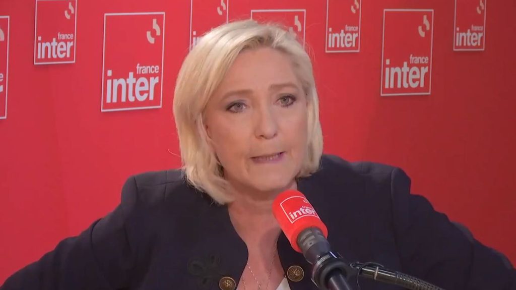 Aya Nakamura : "C'est une provocation supplémentaire d'Emmanuel Macron", cingle Marine Le Pen
          Selon la présidente du groupe RN à l'Assemblée nationale, la chanteuse franco-malienne n'est pas un choix idoine pour représenter la France.