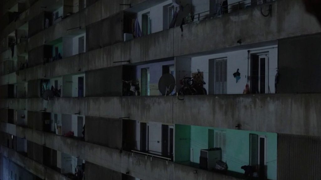 Vidéo



  

  
  

      

  

  
    Trafic de drogue à Marseille : une équipe de France 2 a pu filmer un point de deal
          Le trafic de drogue est au cœur d'une guerre des gangs qui a fait près de 50 morts en 2023 à Marseille (Bouches-du-Rhône). Les journalistes de "Complément d'enquête" sont parvenus à filmer un point de deal.
