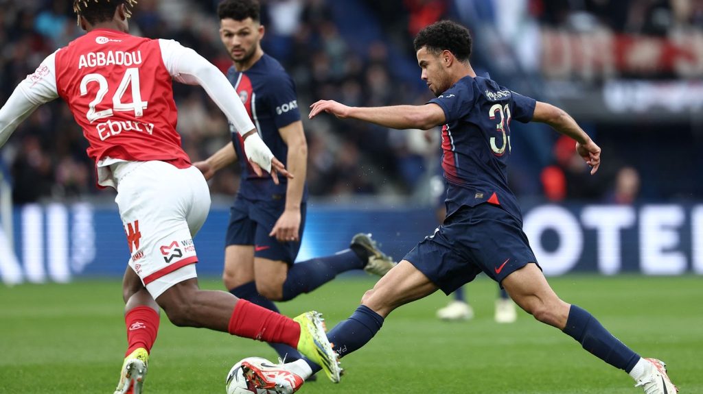 Ligue 1 : revivez le match nul entre le Paris Saint-Germain et Reims
          Les Parisiens de Kylian Mbappé, entré en jeu à la 73e minute, ont décroché un troisième match nul consécutif en championnat (2-2) face à des Rémois solides et joueurs, dimanche.