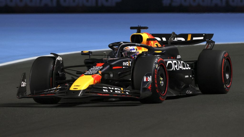 F1 : Max Verstappen en pole position au Grand Prix d'Arabie saoudite, Charles Leclerc deuxième
          Le Néerlandais est arrivé en tête des essais qualificatifs du Grand Prix d’Arabie saoudite au volant de sa Red Bull, vendredi à Djeddah. Il partira en pole samedi devant Charles Leclerc (Ferrari) et son coéquipier Sergio Pérez.