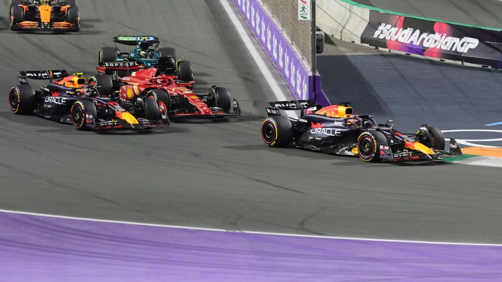F1 : début de saison parfait pour Max Verstappen, vainqueur du Grand Prix d'Arabie saoudite... Revivez la course
          Parti en pole position, le pilote néerlandais a survolé les débats, samedi, pour s'imposer devant son coéquipier chez Red Bull, Sergio Pérez.