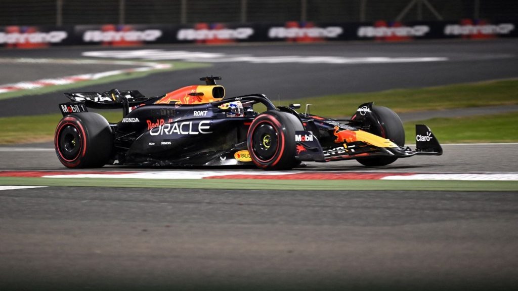 F1 : jamais inquiété, Max Verstappen remporte le premier Grand Prix de la saison à Bahreïn
          Parti en pole position, le triple champion du monde lance idéalement sa saison par une victoire, devant son coéquipier chez Red Bull, Sergio Pérez, et Carlos Sainz (Ferrari).