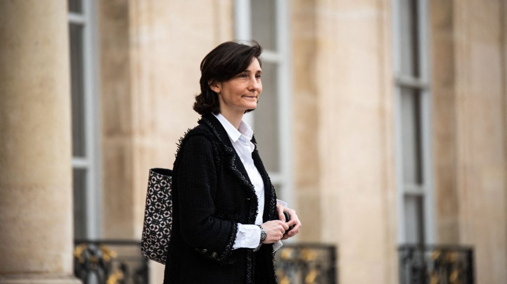 La ministre des Sports, Amélie Oudéa-Castéra, a été mise en examen pour diffamation envers l'ex-patron du foot français Noël Le Graët
          La mise en examen, qui remonte à décembre 2023, a été confirmée jeudi par le parquet général de la Cour de cassation.