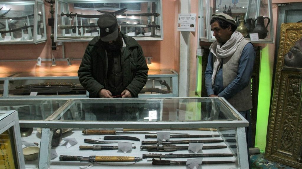 Afghanistan : à Mazar-e-Sharif, un musée qui fait "la part belle" aux reliques guerrières des talibans
          Deux vitrines, qui ne peuvent pas être filmées ou photographiées, sont consacrées aux maîtres du pays.