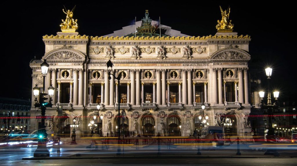 L'Opéra de Paris redevient bénéficiaire pour la première fois depuis 2017
          Retour du public dans les salles, dépenses de fonctionnement contenues : la situation de l'Opéra de Paris s'est "nettement améliorée", se félicite l'institution, qui parle de "dynamique encourageante" pour 2024.