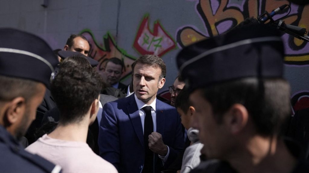 Trafic de drogue à Marseille : 98 interpellations dans le cadre d'une opération de police "XXL", Emmanuel Macron en visite surprise
          Le chef de l'Etat s'est rendu dans la cité de la Castellane, mardi, pour saluer le dispositif mis en place depuis la veille, qui va être poursuivi "pendant plusieurs semaines".