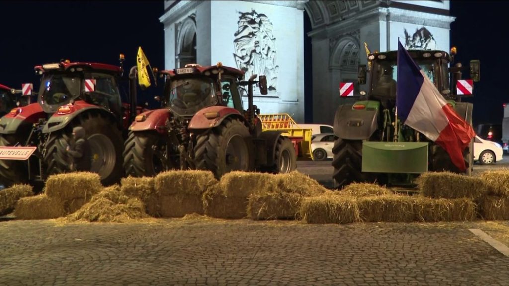 Colère des agriculteurs : une opération surprise de la Coordination rurale à Paris
          Le syndicat Coordination rurale a rassemblé des agriculteurs aux abords de la place de l'Étoile à Paris, vendredi 1er mars. Les manifestants ont été délogés par les forces de l'ordre.
